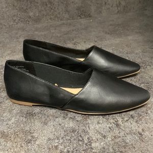 Ladies size 6,5 black flats Like new!!